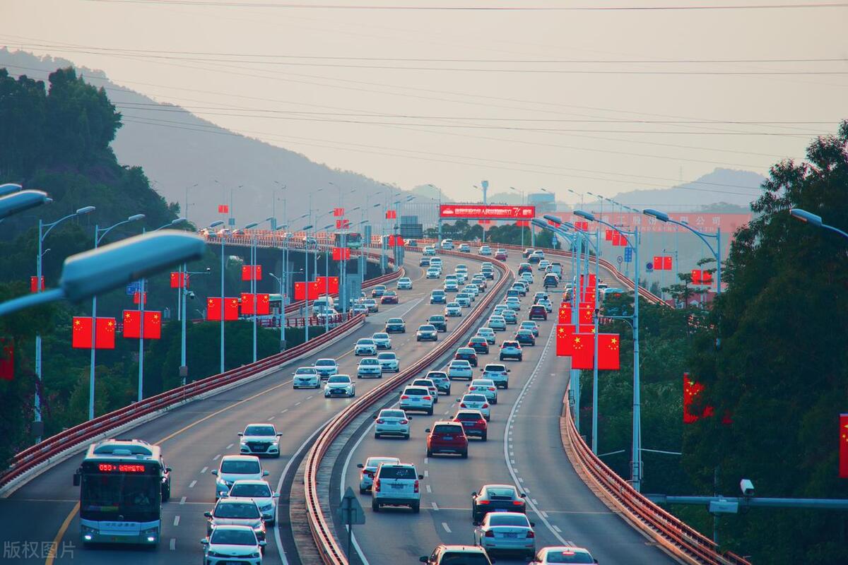國慶假期綠色低碳出行趨勢(shì)：新能源汽車和公共交通受青睞